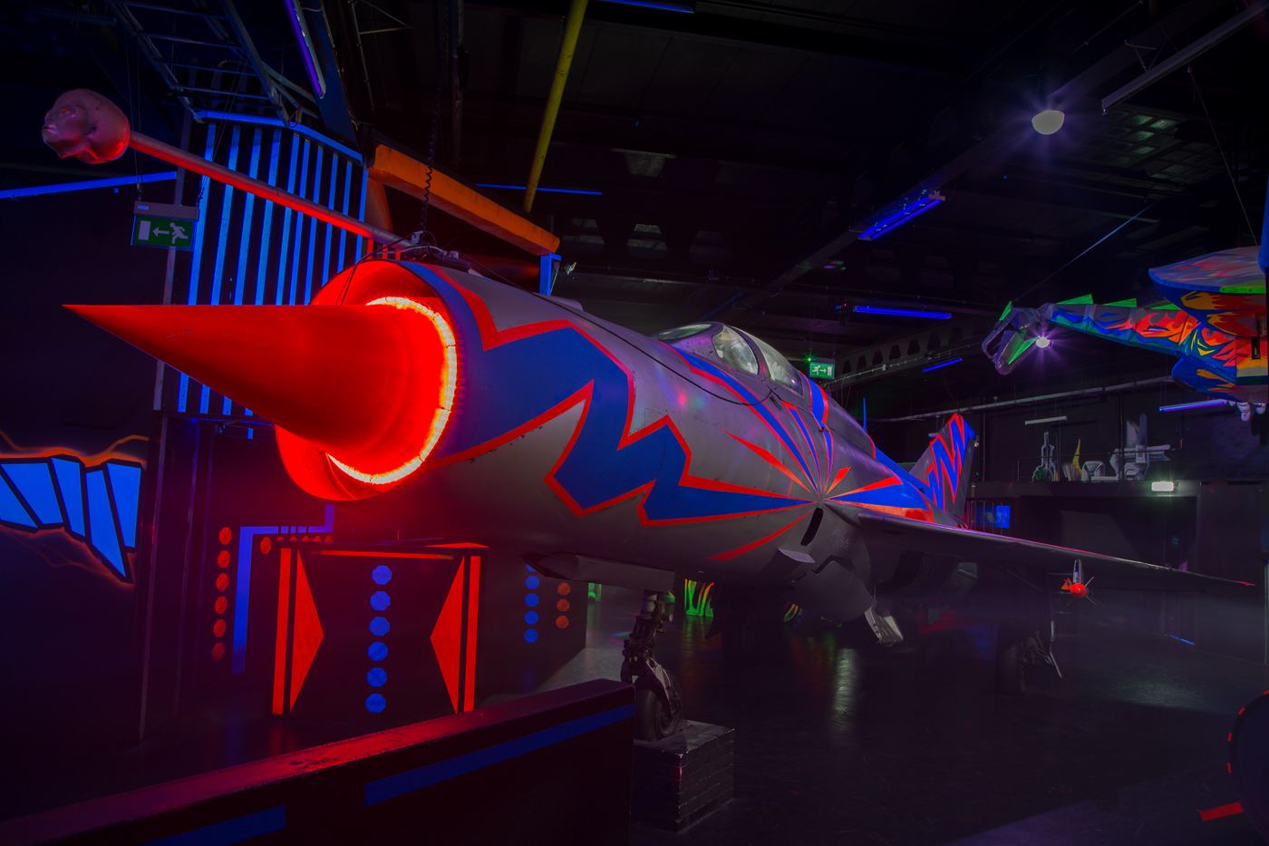 Lasergame-arena van Silverstone met een straaljager als decor